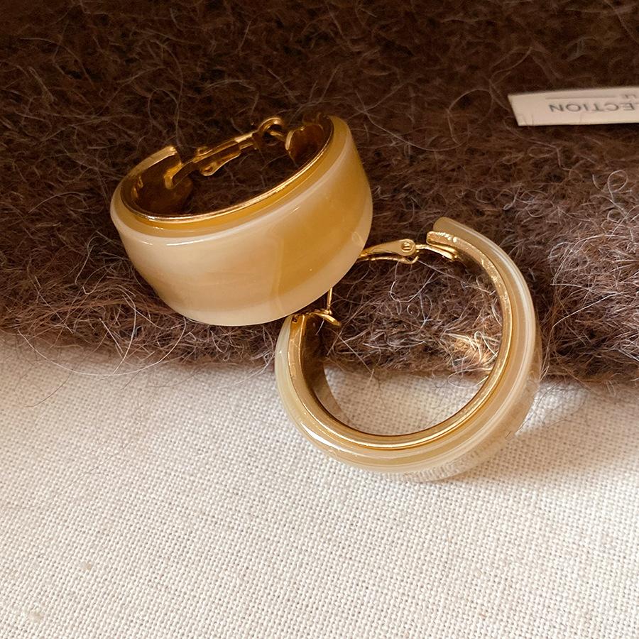

Silver needle resin round simple fashion earrings retro versatile earrings light luxury high temperament earrings women