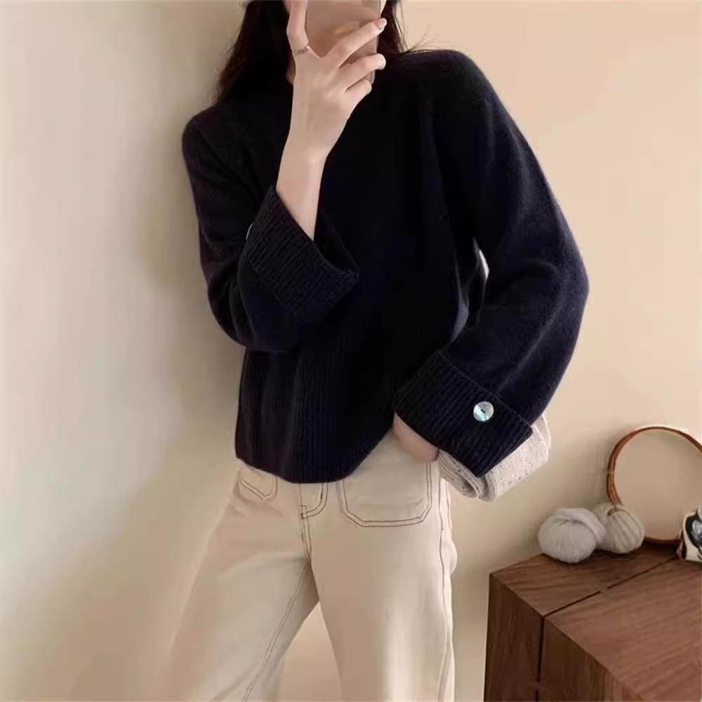 New Round-neck Pullover Thickened Sweater for Women's Autumn and Winter, A Niche Design Sense Button Knitted Sweater Top
