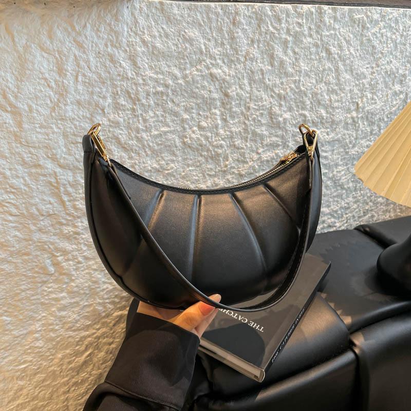 

Light luxury portable crescent bag women s bag autumn new splicing shoulder bag commuter armpit bag чёрный