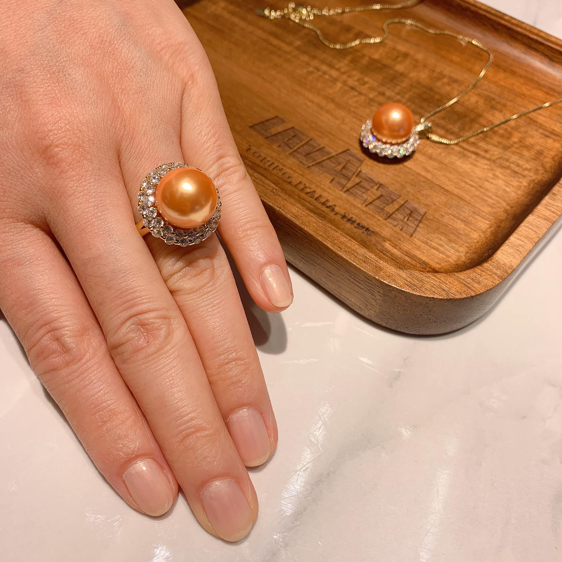 

Жемчужный костюм, кольцо с подвеской, женская мода