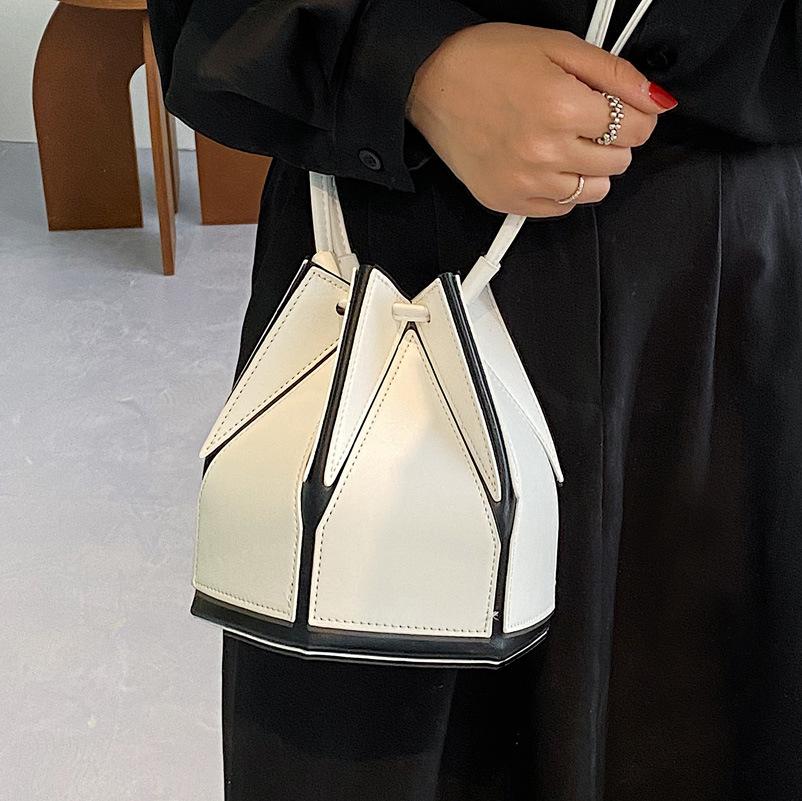 This year's popular niche folding bag women's 2025 summer new versatile messenger bag high-end portable bucket bag
