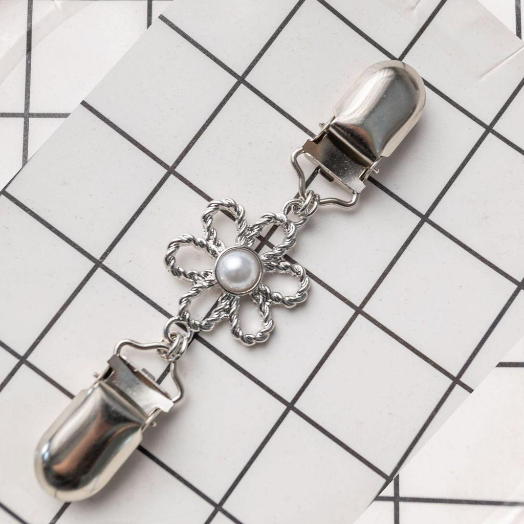 Retro Shawl Clip: European-American Sweater and Scarf Brooch with Diamond Accent - Anti-Exposure Alloy Accessory