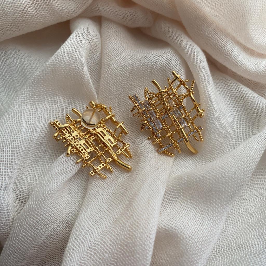 Exaggerated woven gold stud earrings retro high-end sense fashion metal sparkling niche personality European and American popular earrings women