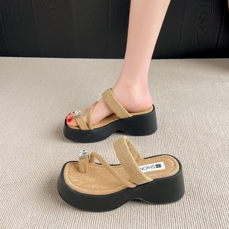 

Thick-soled heightening word with rhinestone toe women s outer wear 2025 summer new fashionable versatile niche beach sandals 40 хаки