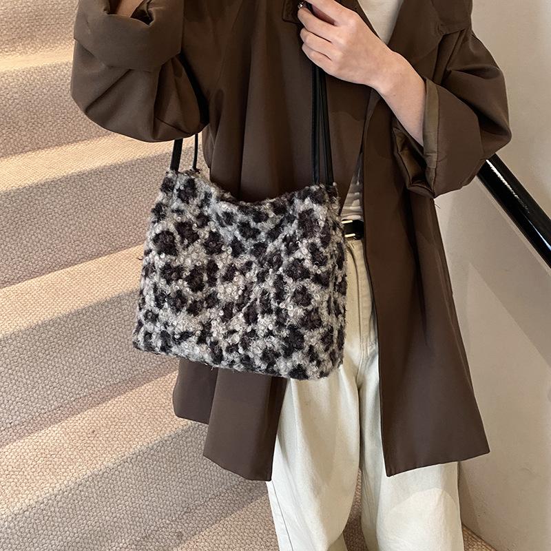 2025 Autumn and Winter New Korean Version Plush Woolen Small Square Bag Large Capacity Shoulder Women's Bag Leopard Print Underarm Hair Bag
