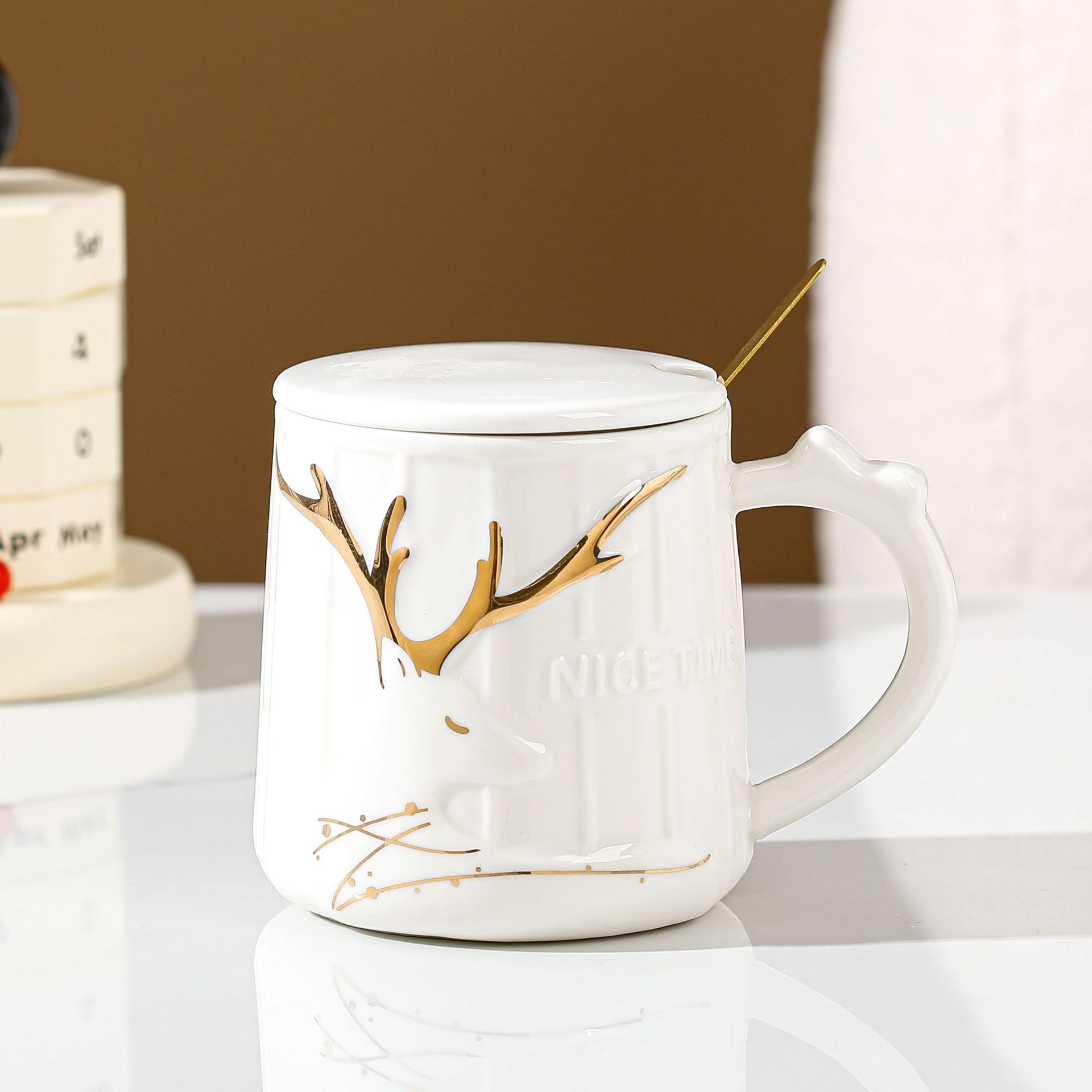 

Керамическая кружка Кружка с крышкой ложкой Подарочная чашка Бытовая чашка для воды Девушки Офисная кофейная чашка Подарок на открытие 401-500ml