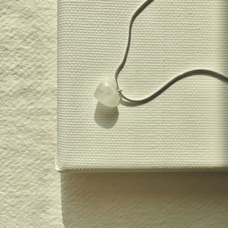 SUZURAN stoned heart neckalce_rainbowmoonstone Rainbow Moonstone Heart Gemstone Necklace