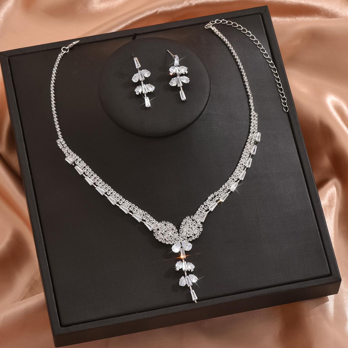 Комплект украшений из циркона класса люкс: серьги и колье. Свадебные украшения. Модный комплект украшений с листьями для невесты. Набор украшений.
