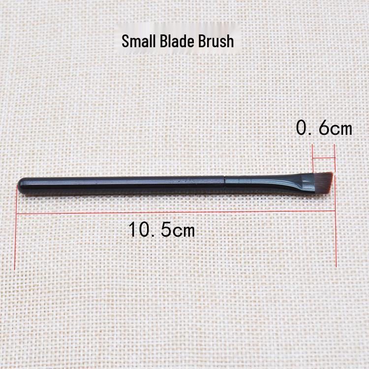 Angled Ultra-Thin Under-Eye & Brow Eyeliner Brush