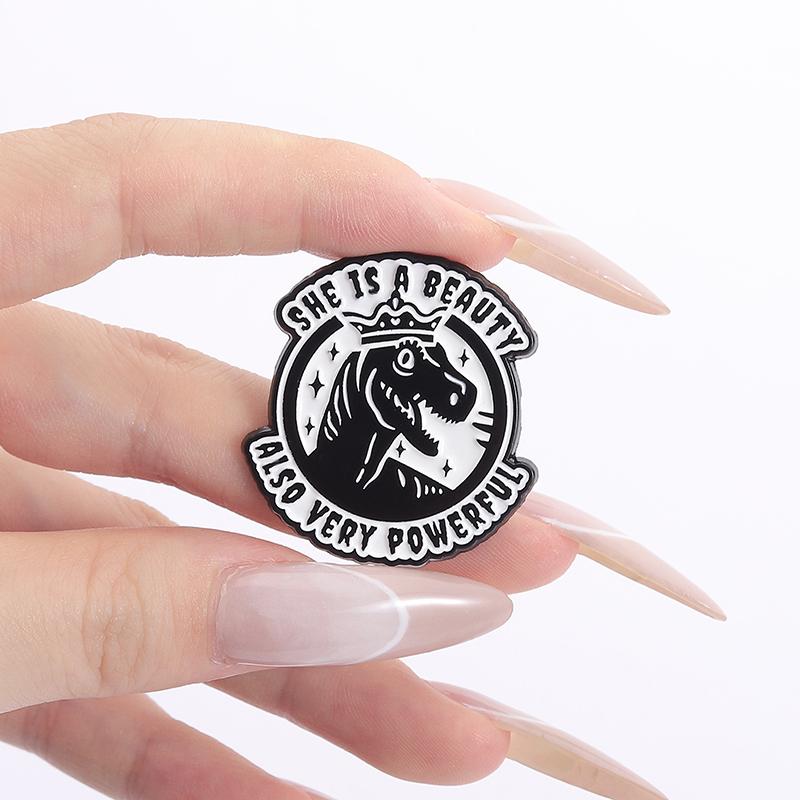 Dinosaurierkönigin Emaille-Pins Custom SIE IST EINE SCHÖNHEIT AUCH SEHR MÄCHTIG Broschen Anstecknadeln Kleidung Tier Schmuck Geschenk Freunde