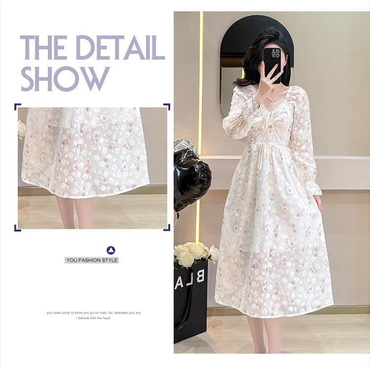 Frühlings-Chiffonkleid mit französischem Kragen, Carmenausschnitt, Rüschenärmeln und Jacquardmuster.