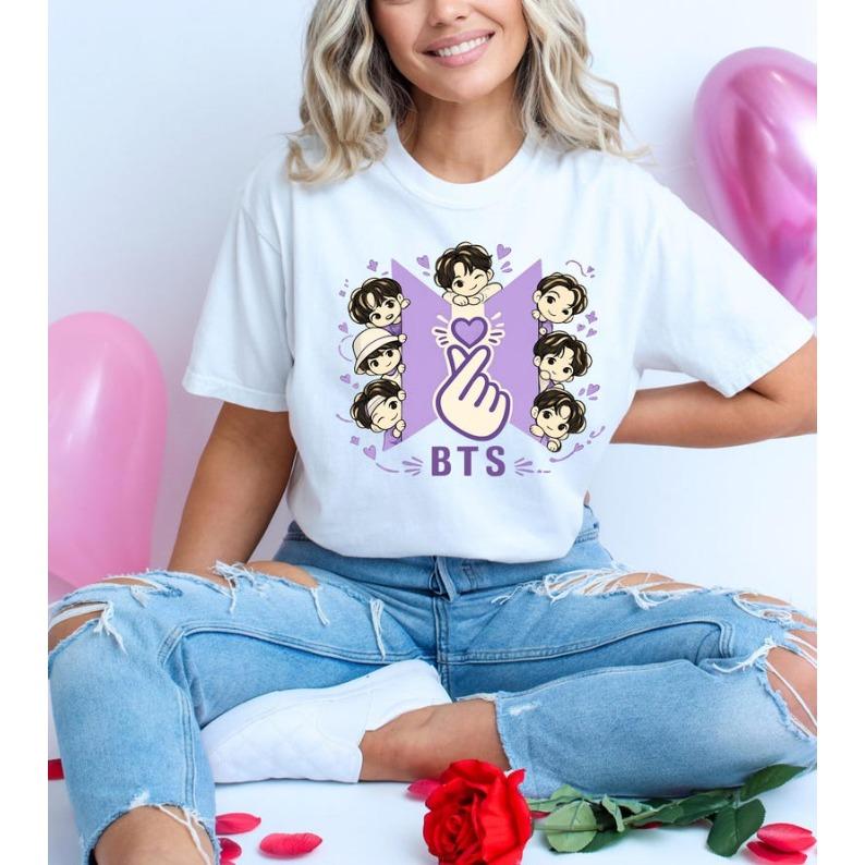 Letní móda 2026 Trendy tričko BTS Chibi, Kpop Army tričko se srdíčkem z prstů, Roztomilý dárek pro fanoušky BTS, Tričko pro milovníky Kpopu, Fialové tričko pro fanoušky Army