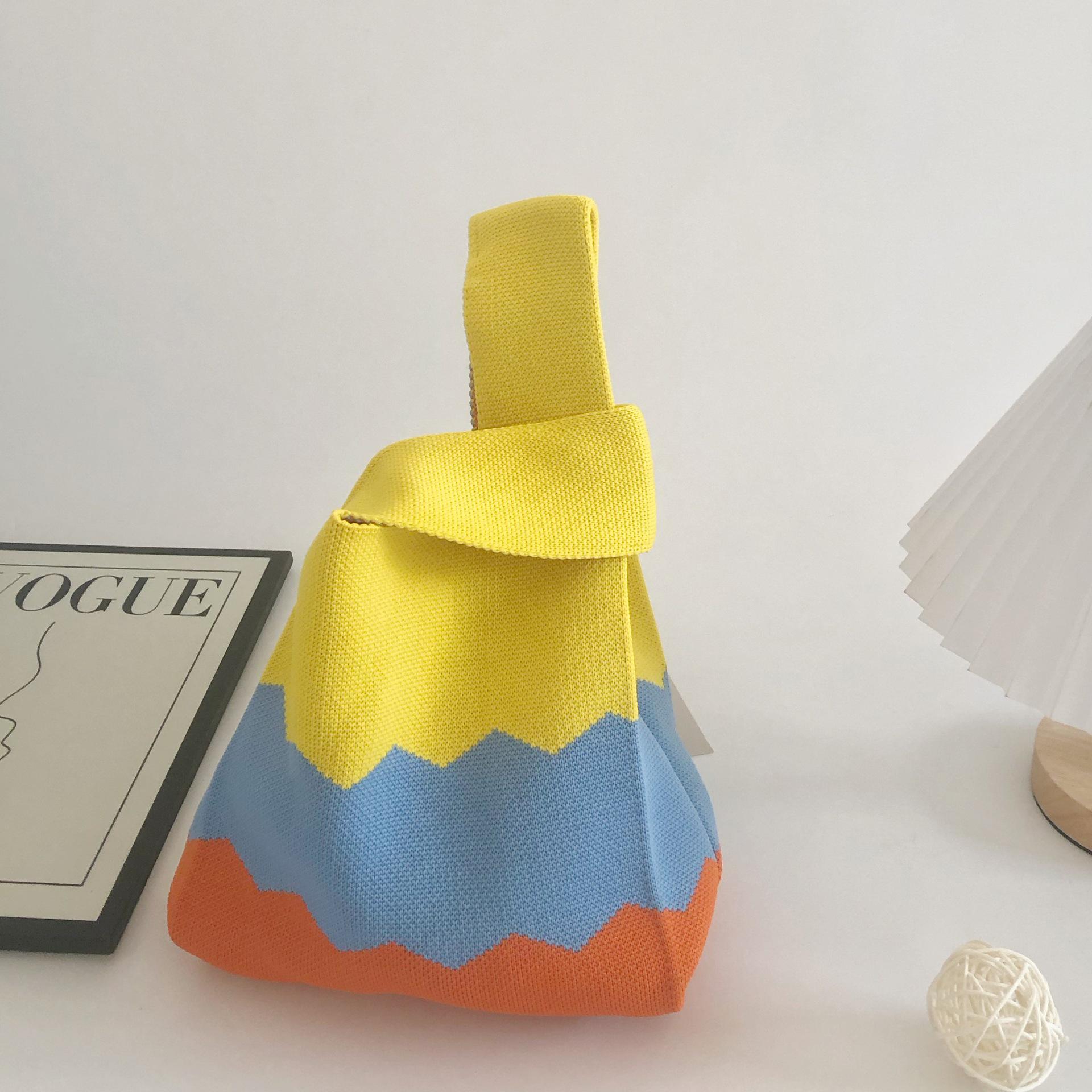 

Вязаная женская сумочка и подарочный пакет с рисунком 20*36