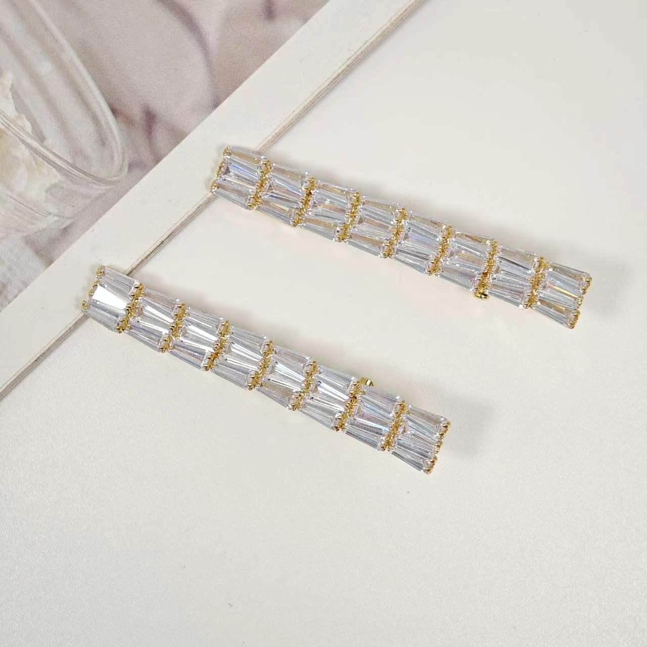 

2023 Exquisite White Zircon Trapezoidal Clip: Luxurious, Simple Design
