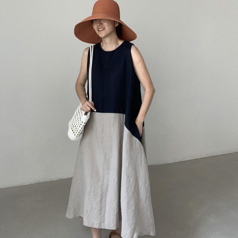 A Long Sleeveless Dress with A Vest Skirt