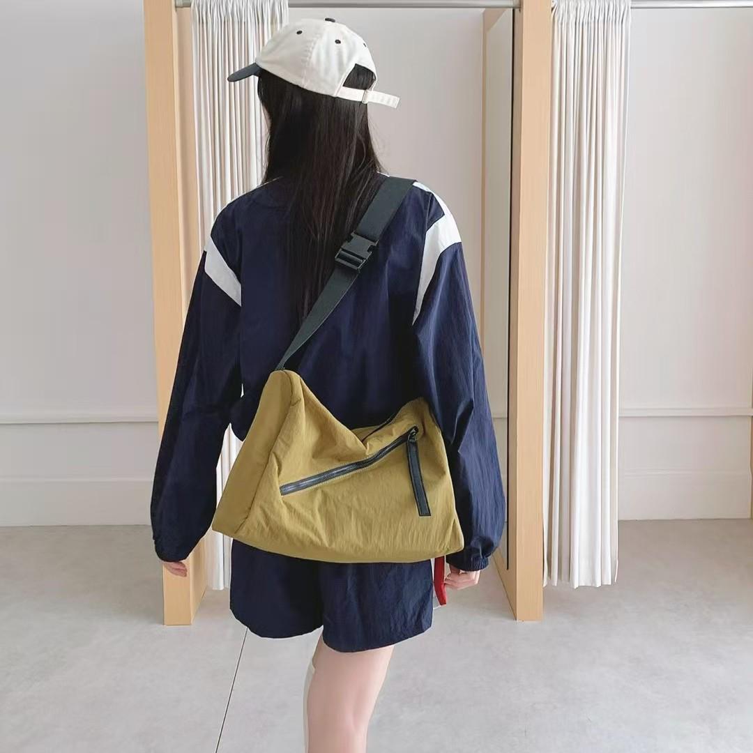 

Fashion Oxford Cloth Crossbody Tote: Large Capacity Casual Gym and Travel Bag 37*13*24 cm