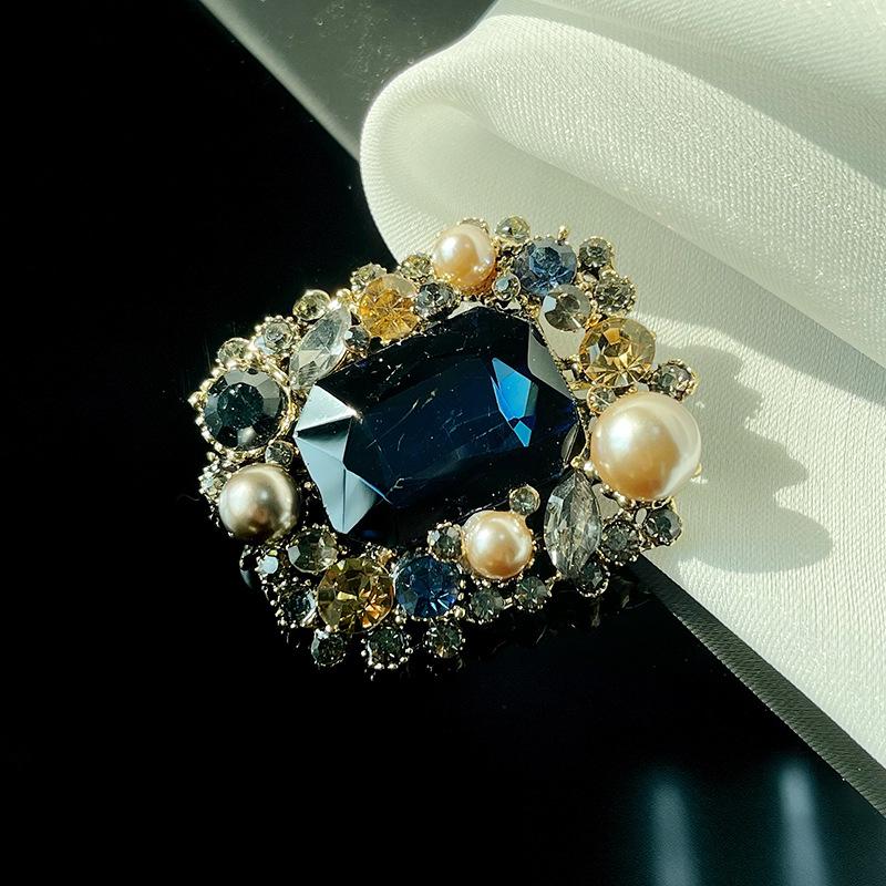 

Pearl Crystal Geometric Brooch - Elegant Retro Court Style Pin Accessory