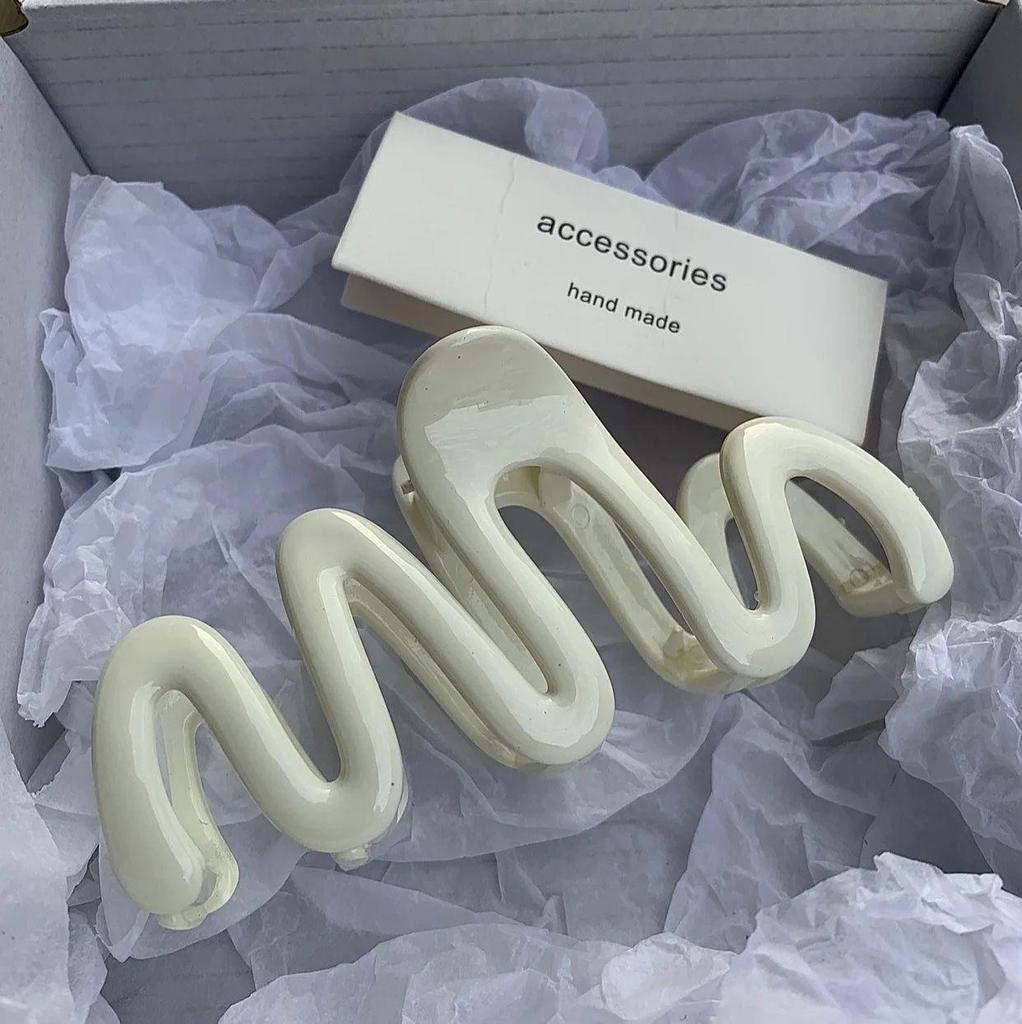 Large French Retro Claw Hair Clip for Elegant Women's Hairstyles.