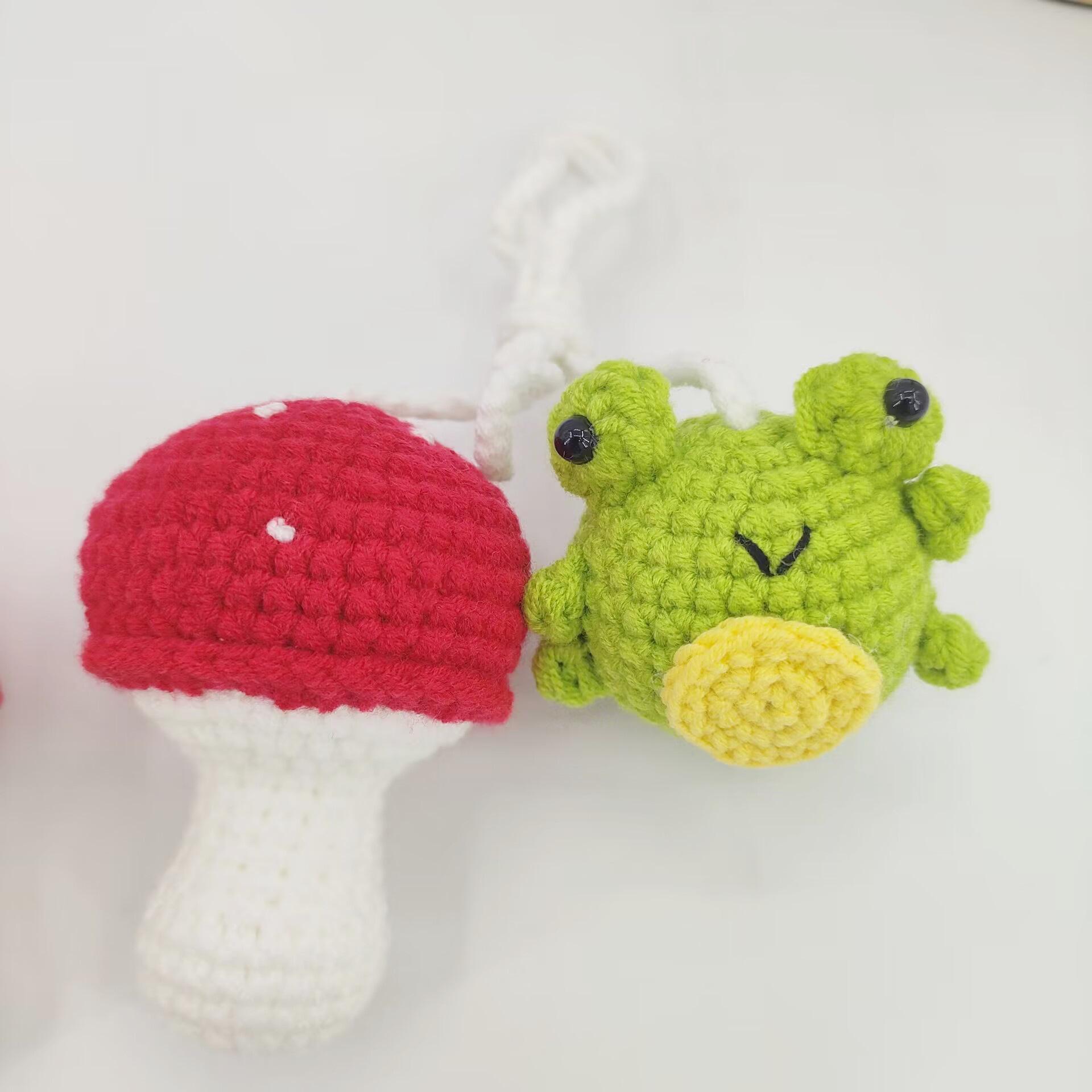

Вязаный крючком брелок для сумки в виде лягушки и гриба ручной работы и подвеска для автомобиля