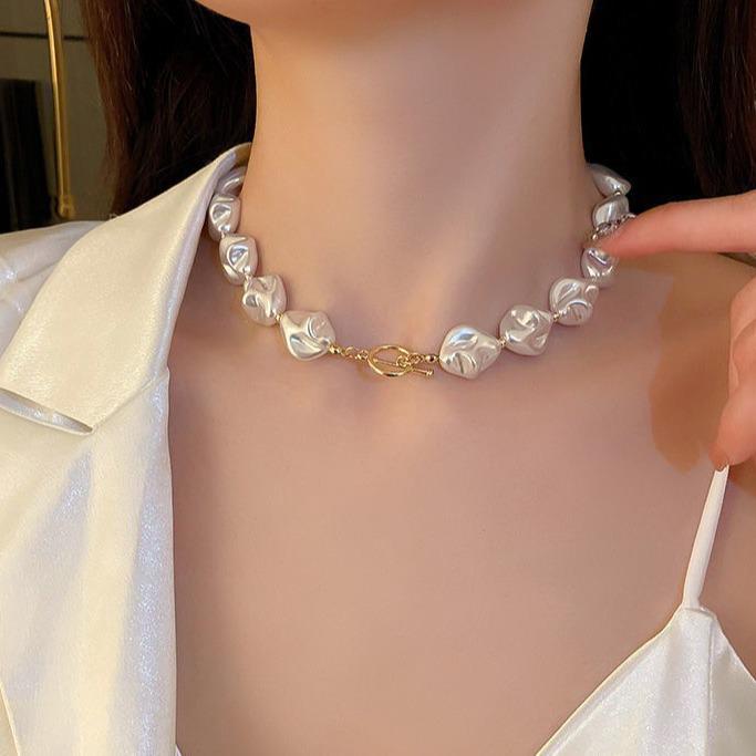 

NK-184 Irregular Pearl Buckle - Stylish, Versatile, Luxury Jewelry