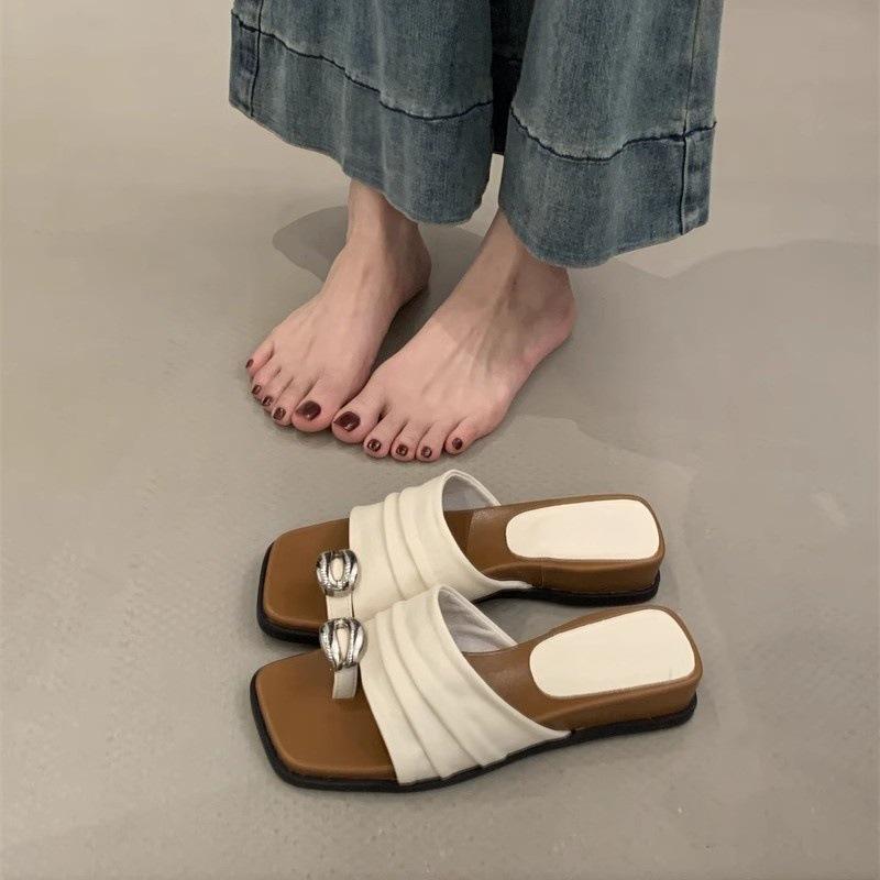 Holiday style metal pinch temperament square head grass woven cover toe cool slippers women's summer wear 2025 new