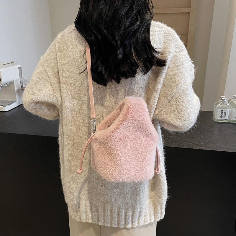 Autumn and winter new Mao Mao bag women's niche design portable bucket bag fashion hand bag trend messenger plush bag