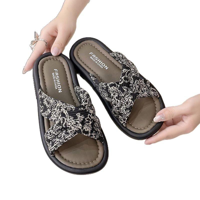 Women's New Anti-skid Bathroom Slippers with Versatile, Fashionable and High-end Feel on The Beach, with A Sponge Bottom