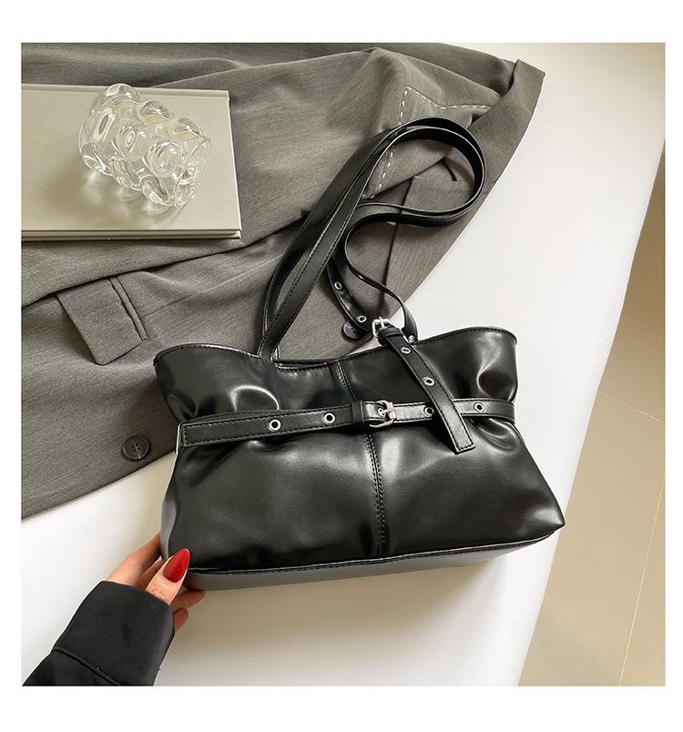 

Korean version 2025 new niche design fashion underarm bag women s large capacity daily commuting simple shoulder handbag чёрный