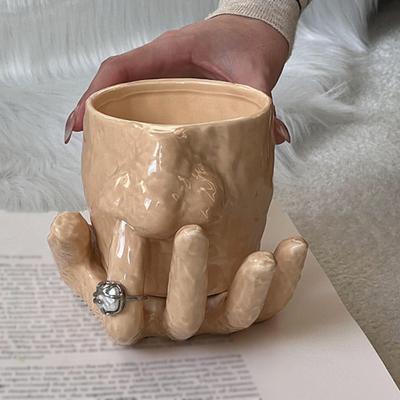 Popelbecher mit Nasenbohren Lustiger Nasenbecher mit Fingergriff Keramik Aufbewahrungsbecher mit Skulpturhand Teller Ringhalter für Heim Büro Dekoration Geschenk