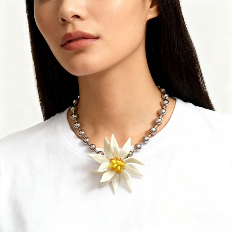 Elegante Weiße Perlenkette mit Blumenmuster Leichter Schmuck Geschenk für Frauen Bequemes Schlüsselbein-Ketten-Accessoire