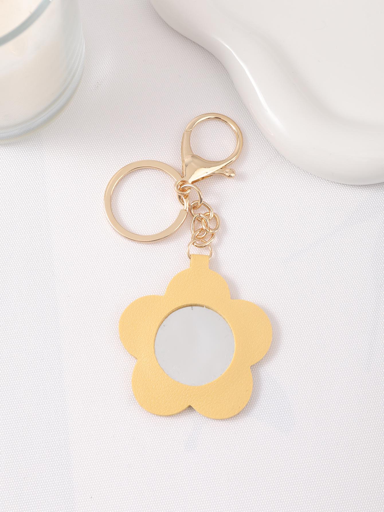 

Adorable Heart-Shaped Cartoon Leather Keychain Mirror – Portable and Versatile for Makeup жёлтый