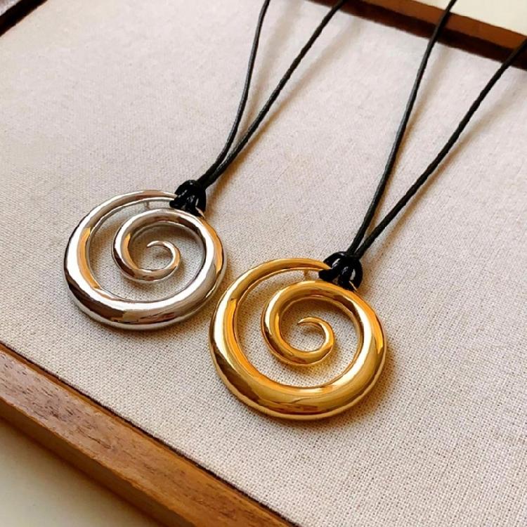 Simple and Elegant Metal Pendant Necklace Youthful Adult Jewelry Autumn Winter Jewelry for Casual and Formal Occasions