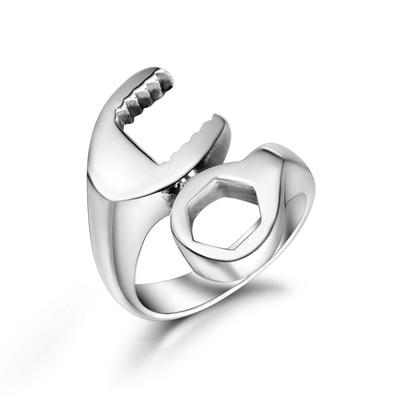 Anello personalizzato punk con combinazione di vite e chiave inglese Anello trendy da uomo rock in acciaio al titanio