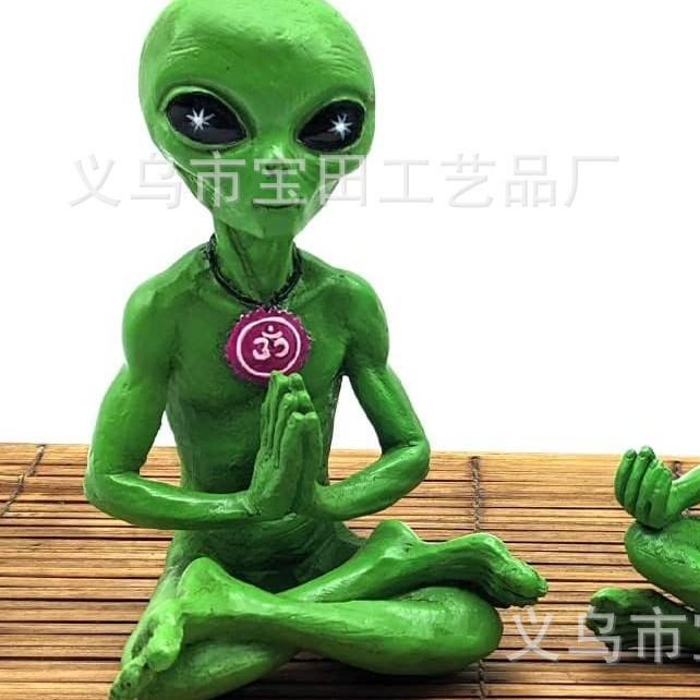Zen and Yoga Alien Statue Couple Meditation Alien Resin Statuette Ornament