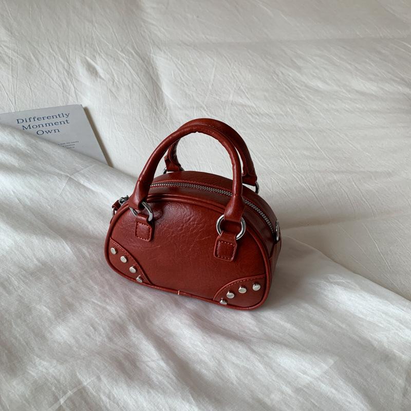 Korean version of simple retro foreign style portable bowling bag women's 2025 new niche design commuter shoulder messenger bag