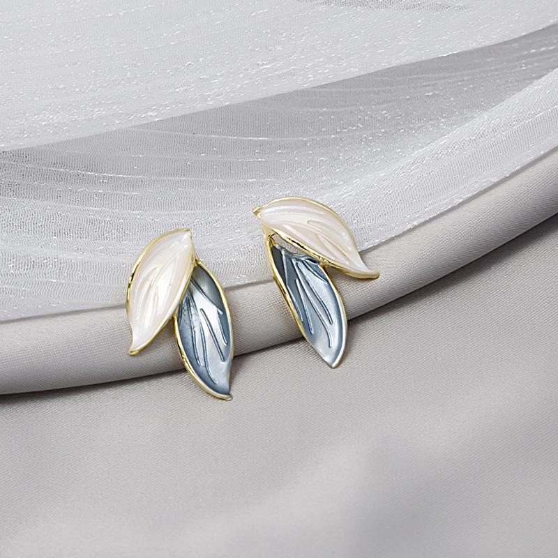 Morandi Contrasting Leaf Stud Earrings Dripping Oil Exquisite Small Earrings Fashionable Fringed Bear