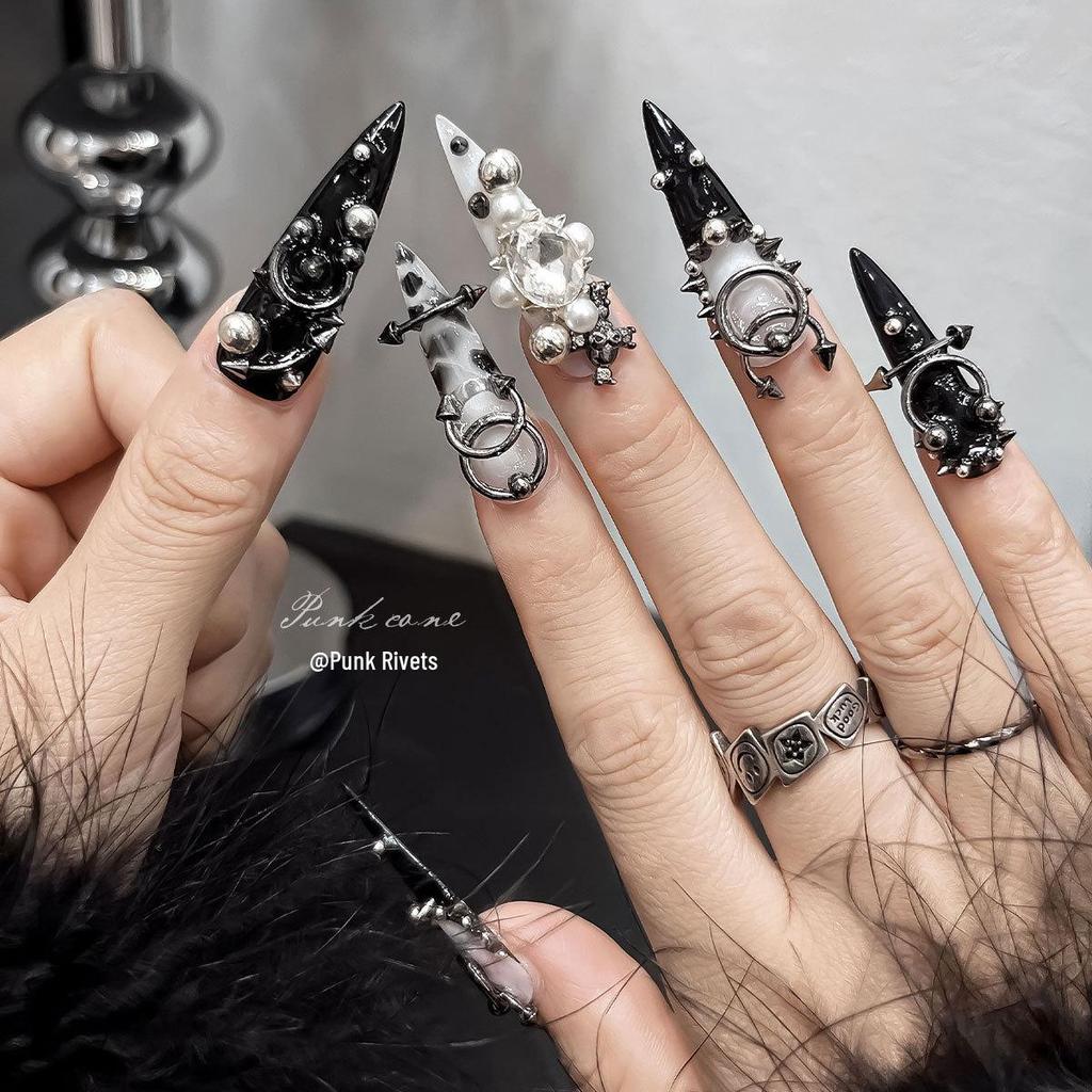 Křížové 6-mřížkové ozdoby na nehty nýty: Smíšený punkový styl kovových kroužků pro horké dívčí nehty