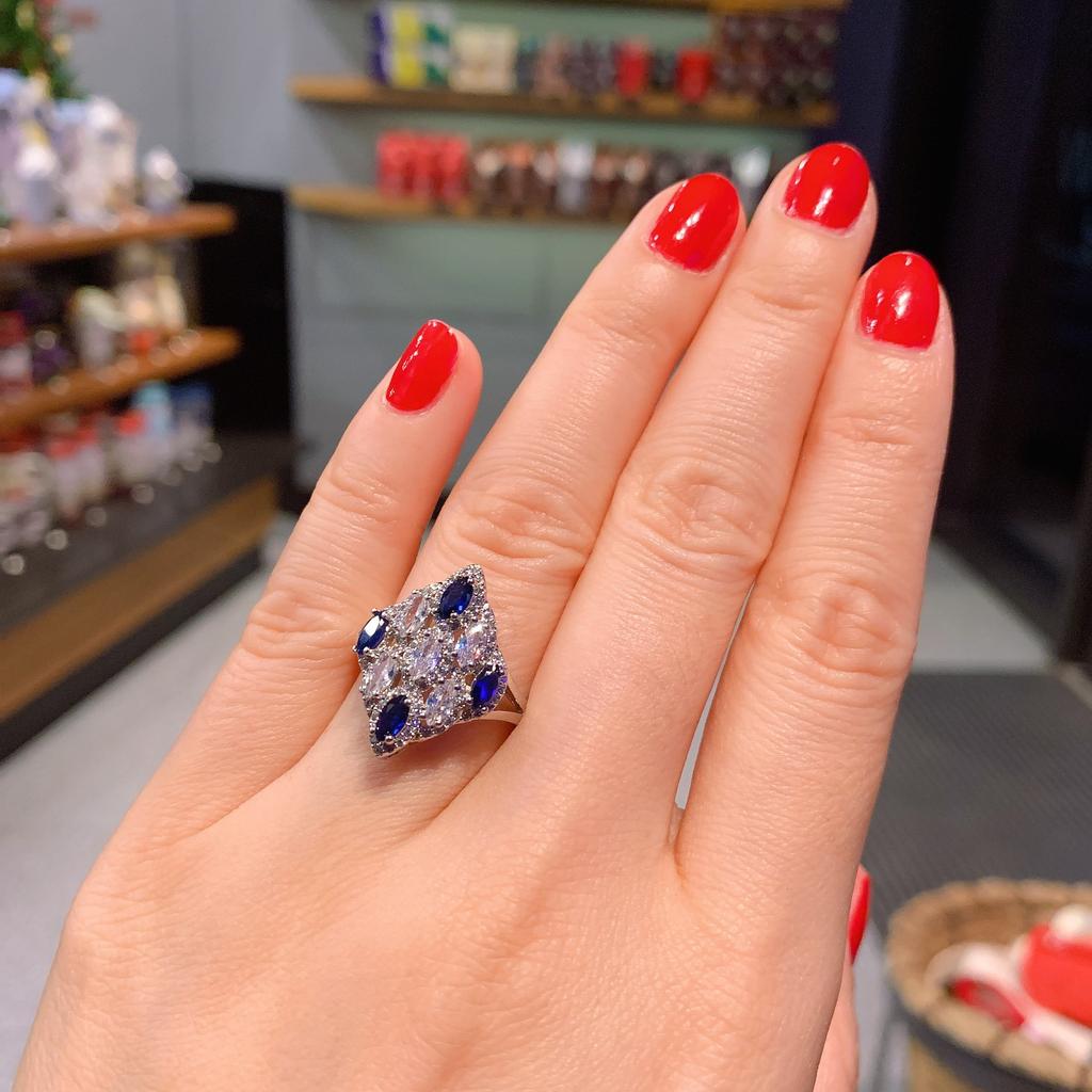 Caibao High Carbon Diamond Necklace Ring Earrings Trzyczęściowy zestaw cyrkonii Wisiorek Niebieski Korund Kolczyki z kamieniami szlachetnymi