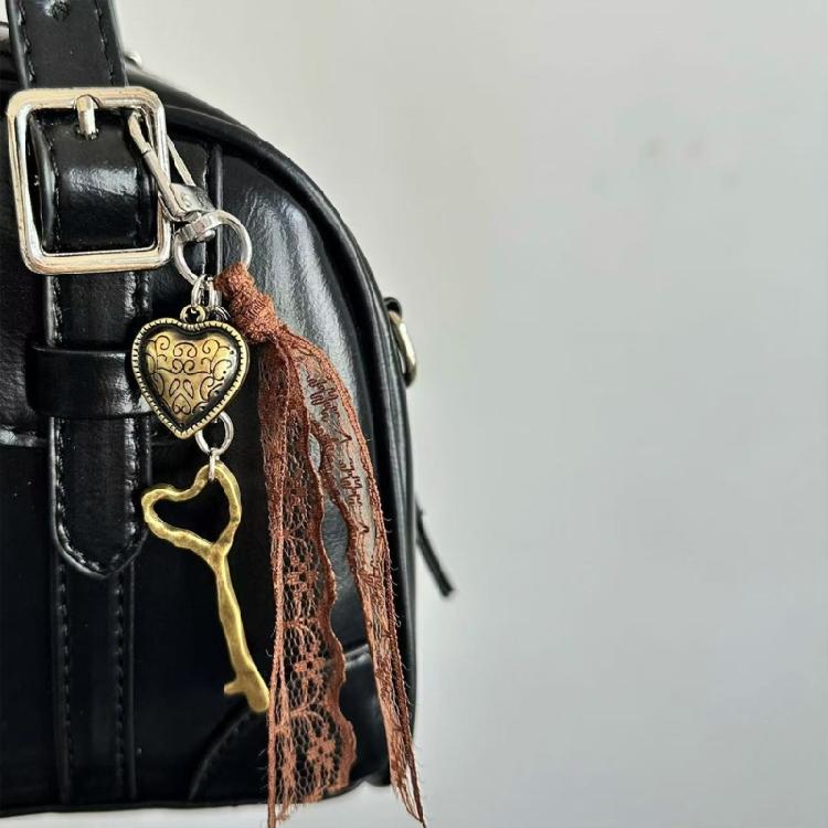 Lovely Lace Heart Keychain Decorative Resin Keyring Compact Design Bag Ornament Ideal For Daily Use And Gift Giving