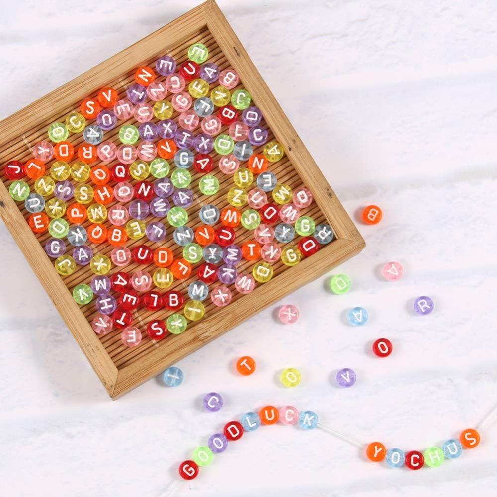 100/300/500 Stück Durchscheinende Bunte Runde Acryl Alphabet Perlen 4x7mm Weiße Buchstaben A-Z Perlen für Schmuckherstellung und DIY Armbänder, Halsketten