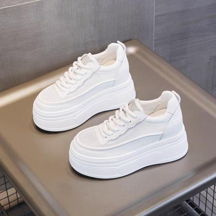Kleine weiße Schuhe Damen dicke Sohlen 2025 Sommer neu beliebt vielseitig Mesh atmungsaktiv Damen Schuhe Innenhöhe Erhöhung Muffin Freizeitschuhe
