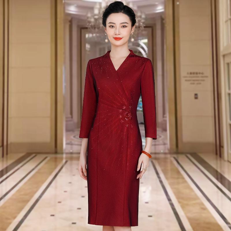 2023 Autumn Elegant Knee-Length Dress for Middle-Aged Women - Slimming Plus Size, Perfect for Weddings and Special Occasions