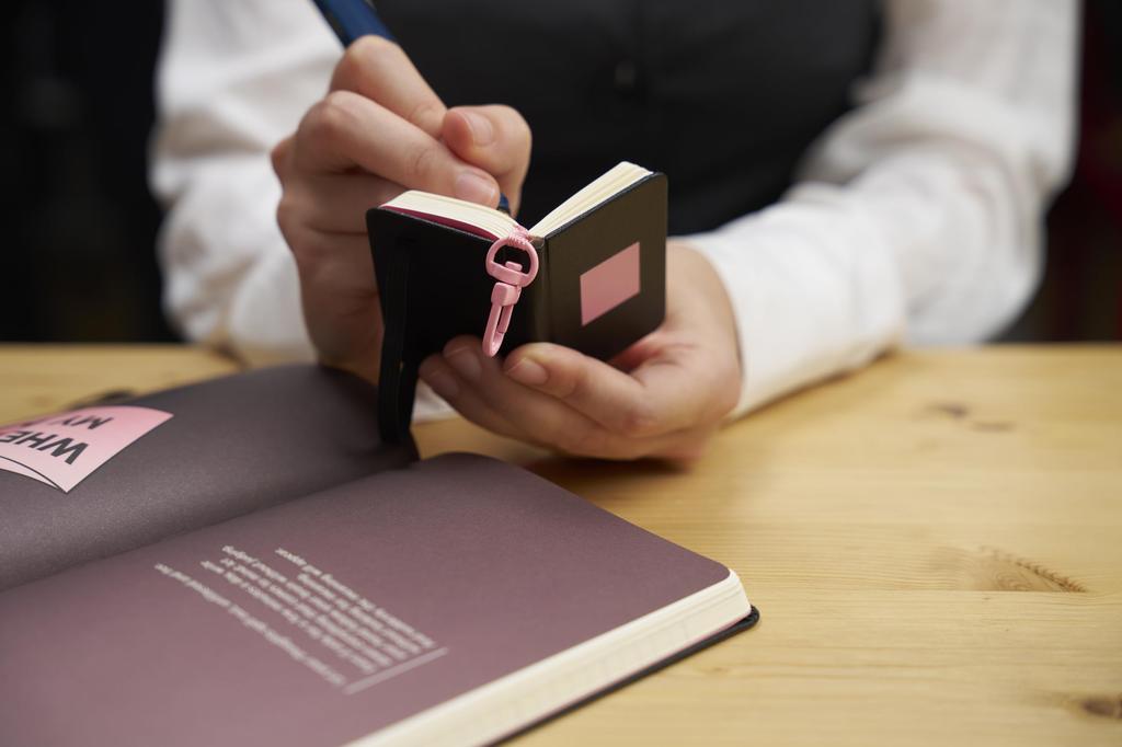 Moleskine Schlüsselanhänger Notizbuch mit BLACKPINK Kollektions-Anhänger, Schwarz und Rosa, SKCHARMNTB7932BP04