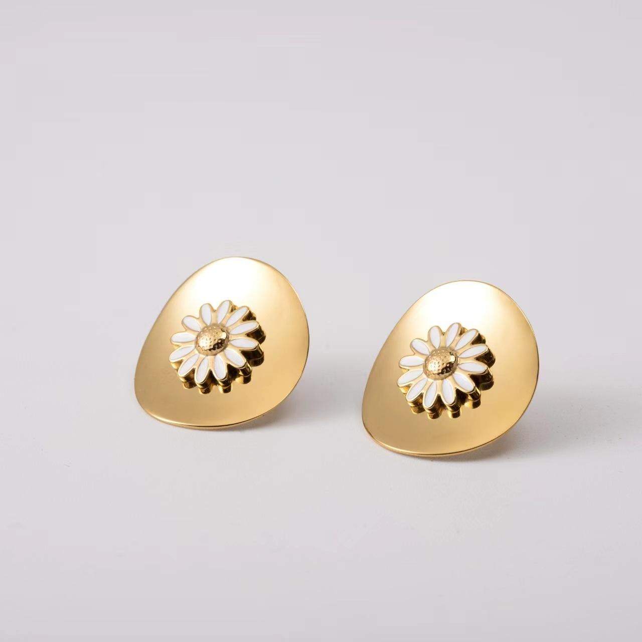 

Summer new K gold stainless steel disc white oil dripping steel/gold small daisy earrings exquisite round