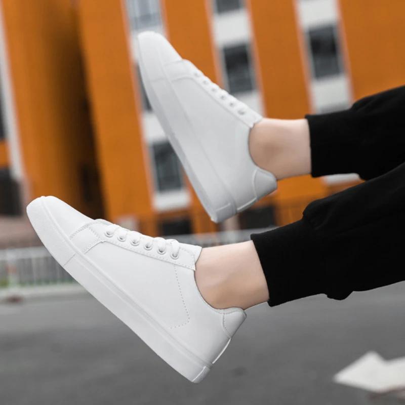 Fashion White Black Men Shoes Comfortable Casual Skateboard Shoes Men Solid Leisure Sneakers Lightweight Walking Shoes