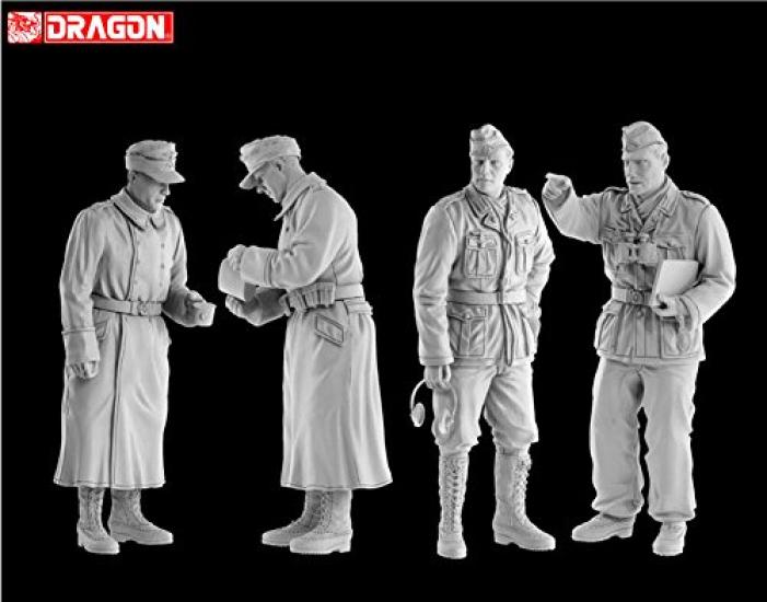Platz WWII German Africa Corps DAK Tank Crew Soldier Libya 1941 Plastic Model DR6693 1/35 & Coat-wearing
