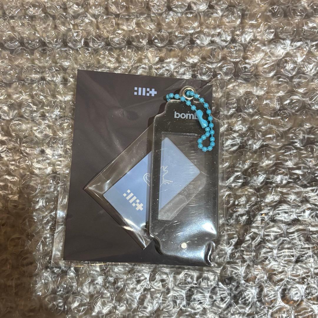 

[USED] ILLIT bomb name tag key ring