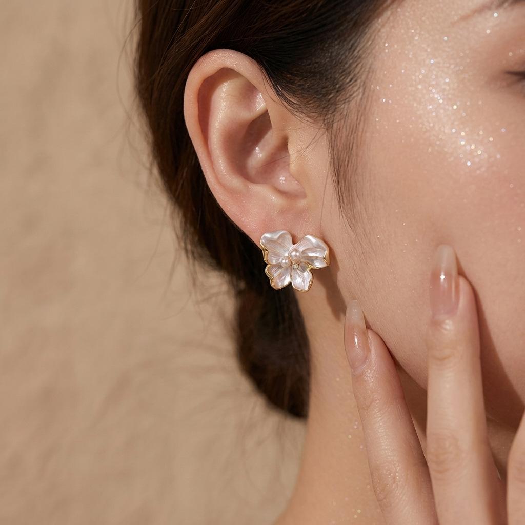 Light Luxury Mother-of-Pearl Flower Earrings for Women 9 Silver needle zircon leaf pendant earrings with an elegant and sophisticated style 2026