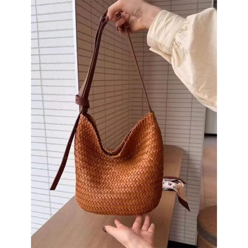 

Hand-woven tote bag women s new trendy high-end sense large-capacity commuting shoulder crossbody bucket bag