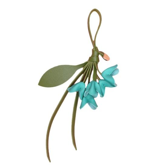 

Faux Leather Flower Pendant Flowers And Leaves Keychain Pendant Backpack Charm Floral Ornament for Women Girls Wallet Purse синій